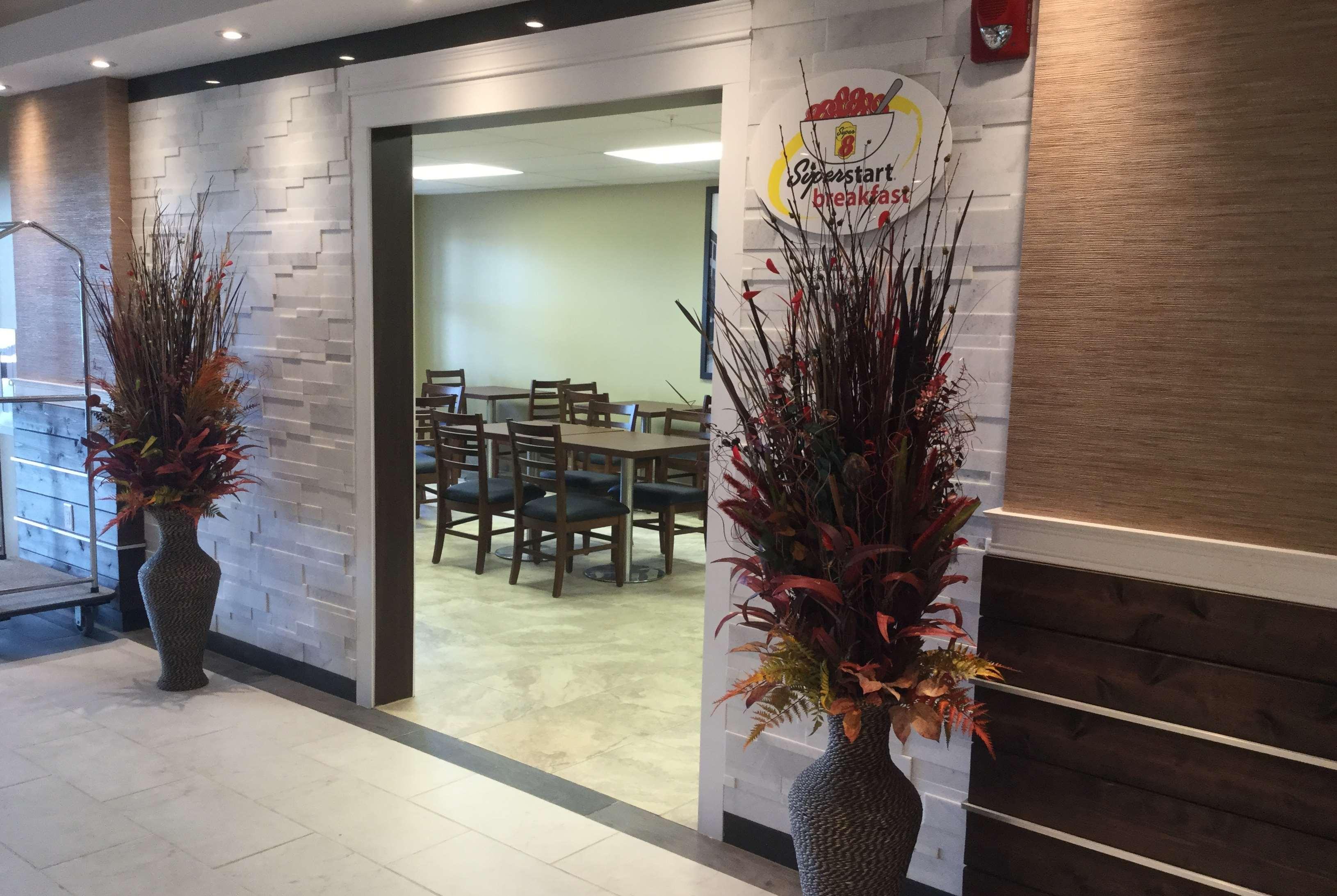 Super 8 By Wyndham Hardisty Hotel Exterior photo