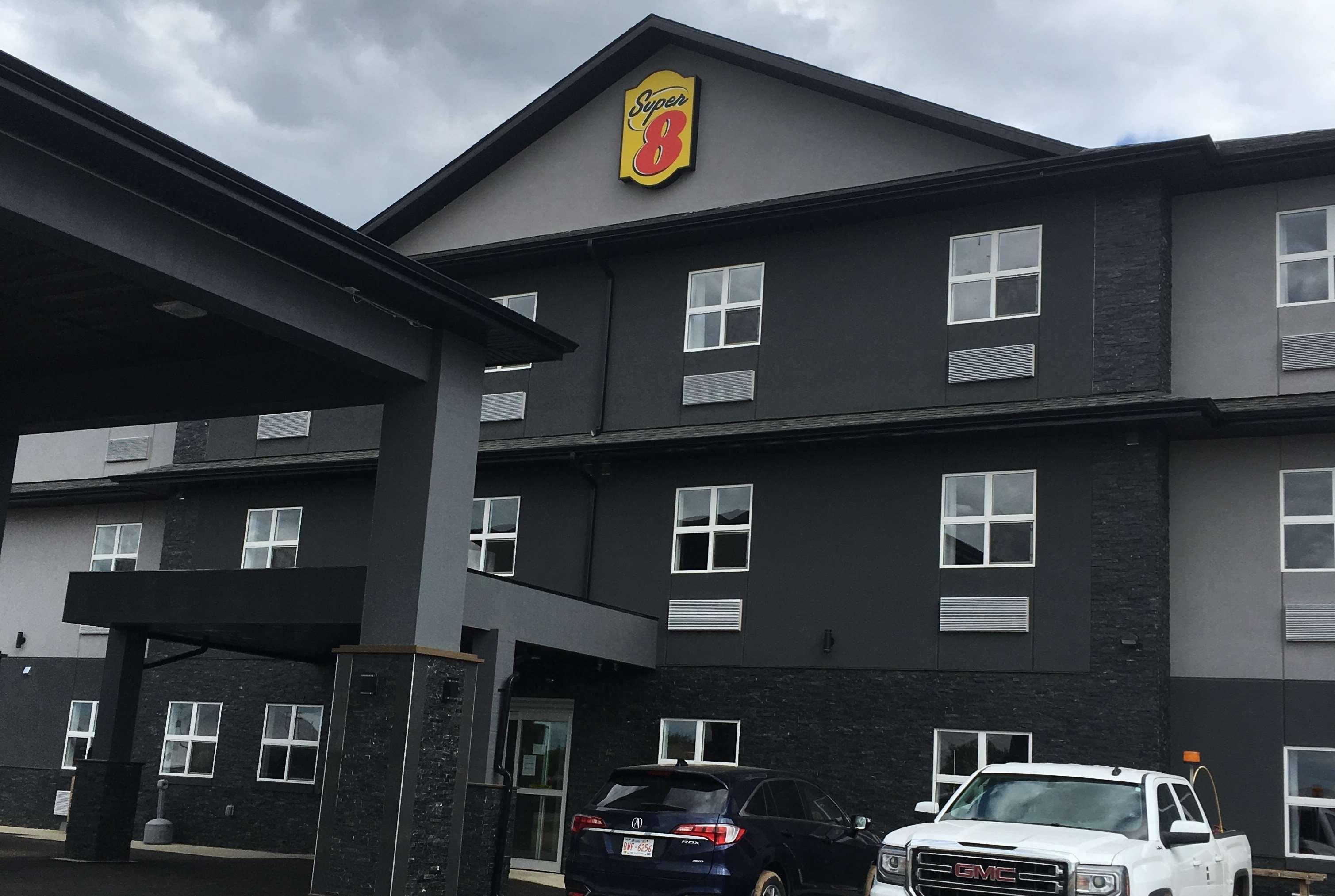 Super 8 By Wyndham Hardisty Hotel Exterior photo