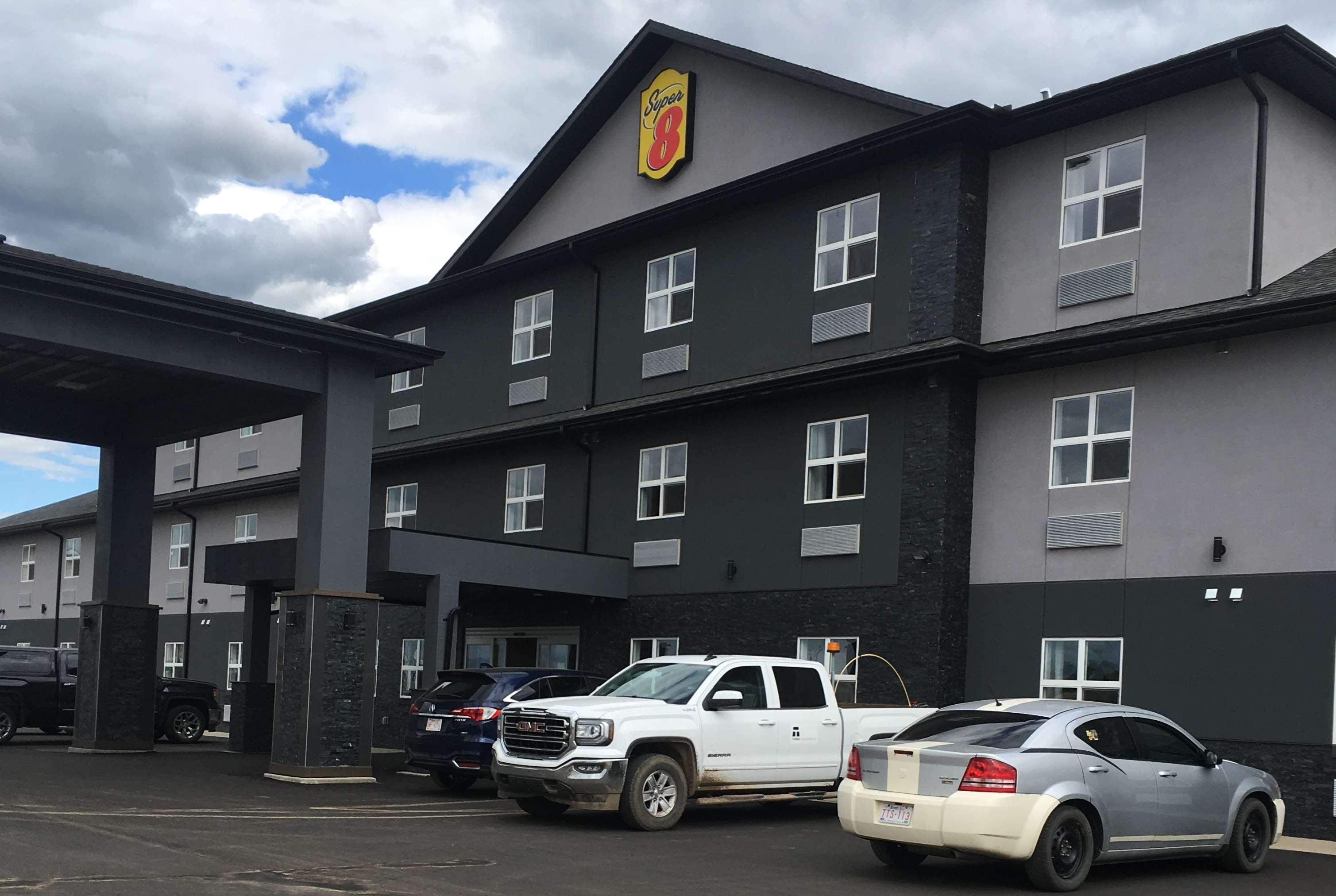 Super 8 By Wyndham Hardisty Hotel Exterior photo