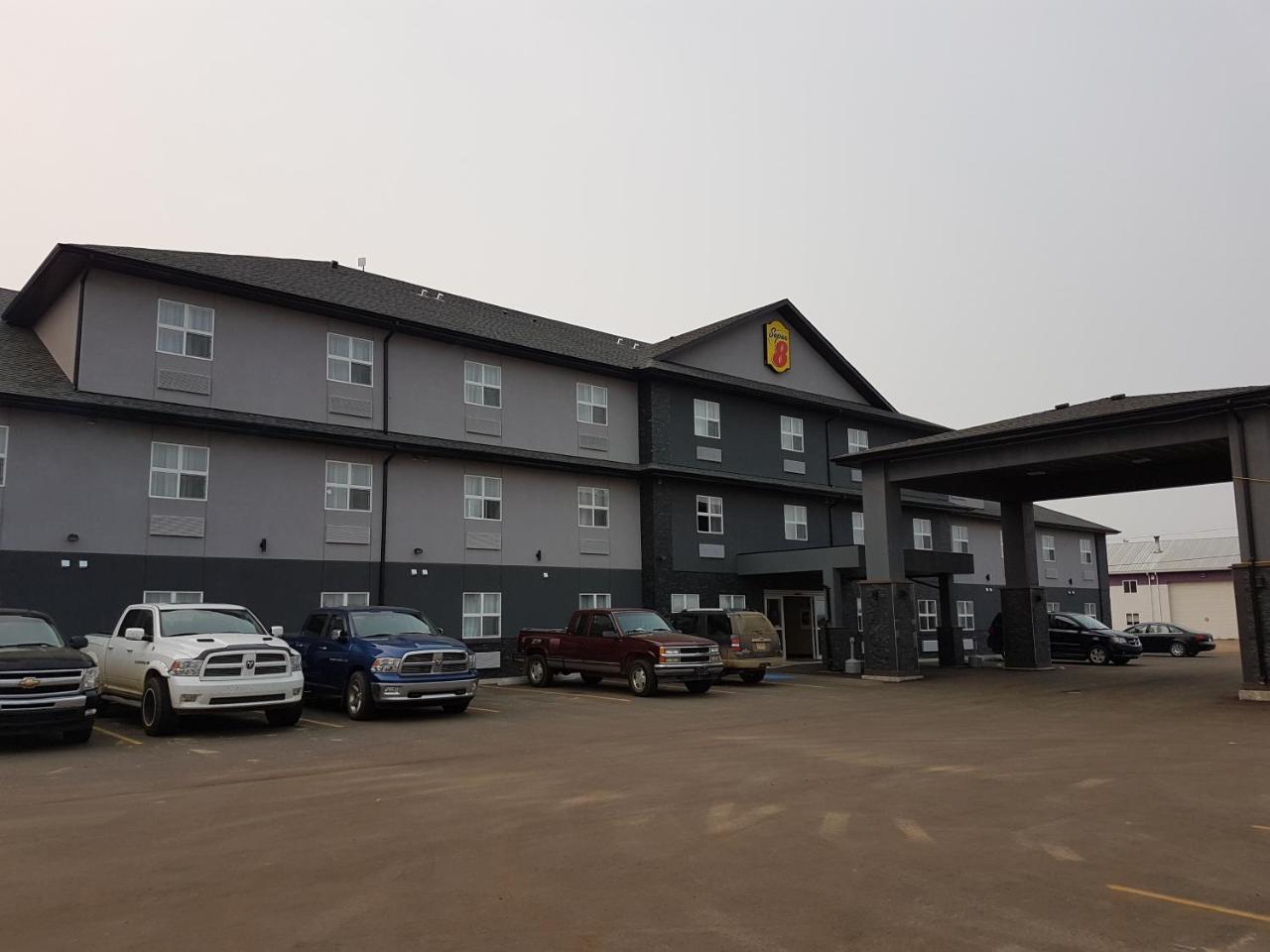 Super 8 By Wyndham Hardisty Hotel Exterior photo
